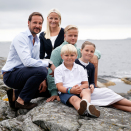 Bildeserie av Kronprinsfamilien tatt på Dvergsøya utenfor Kristiansand i anledning Kronprins Haakons 41-årsdag (Foto: Heiko Junge, NTB scanpix)